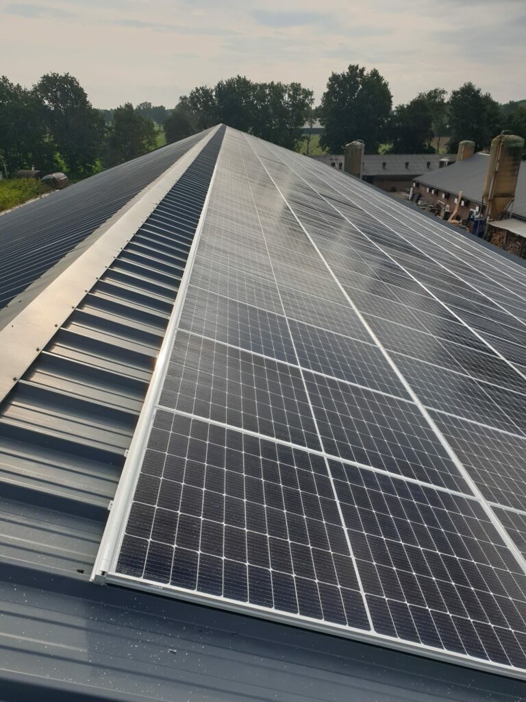 497 zonnepanelen op sandwich dak