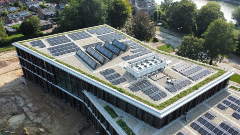 Montage 324 panelen op gemeentehuis